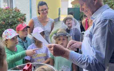 Besuch der Volksschule bei Ehrenobmann Otto Plail