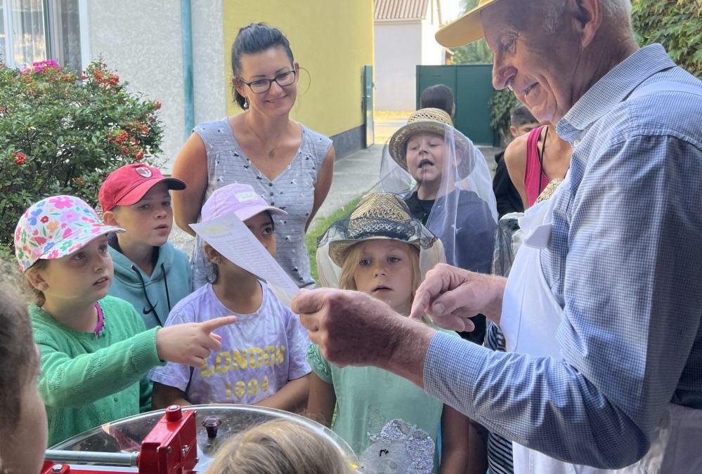 Besuch der Volksschule bei Ehrenobmann Otto Plail